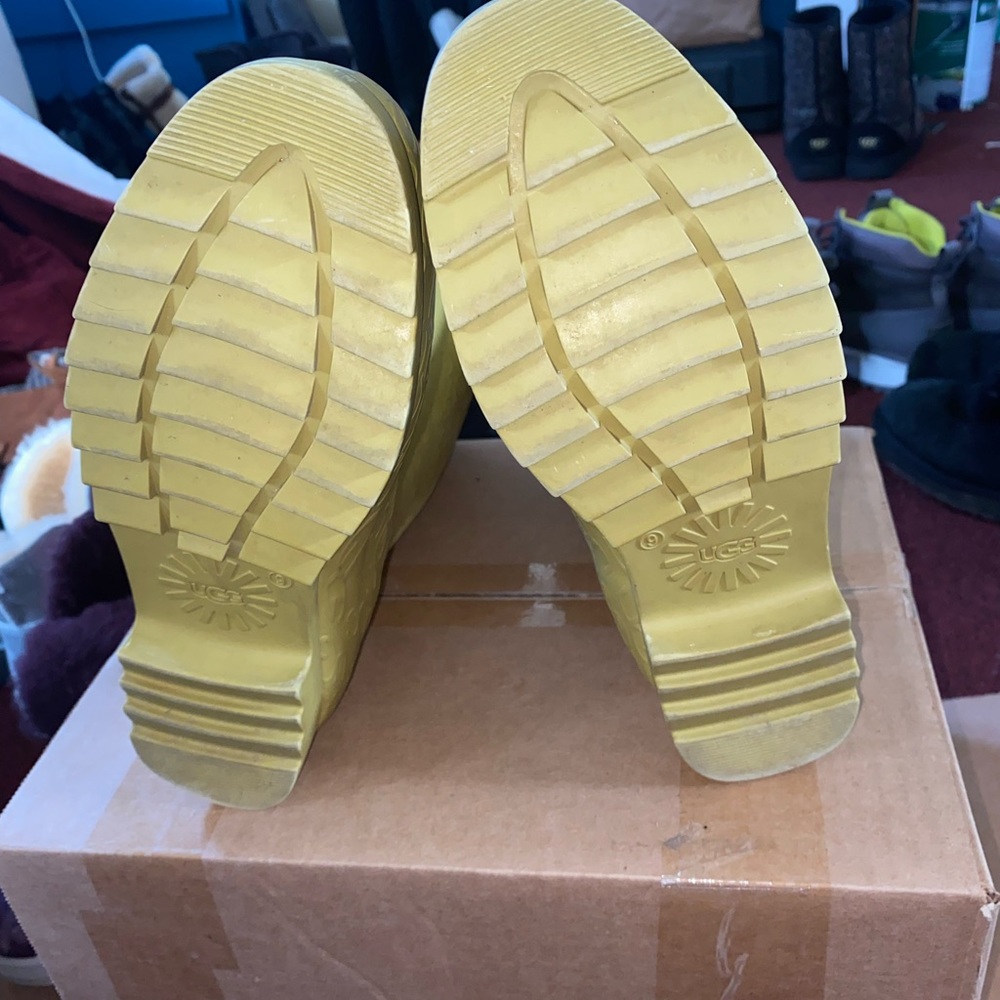 Size 9 Ugg Rain Boots Not Sure Of Color - image 8